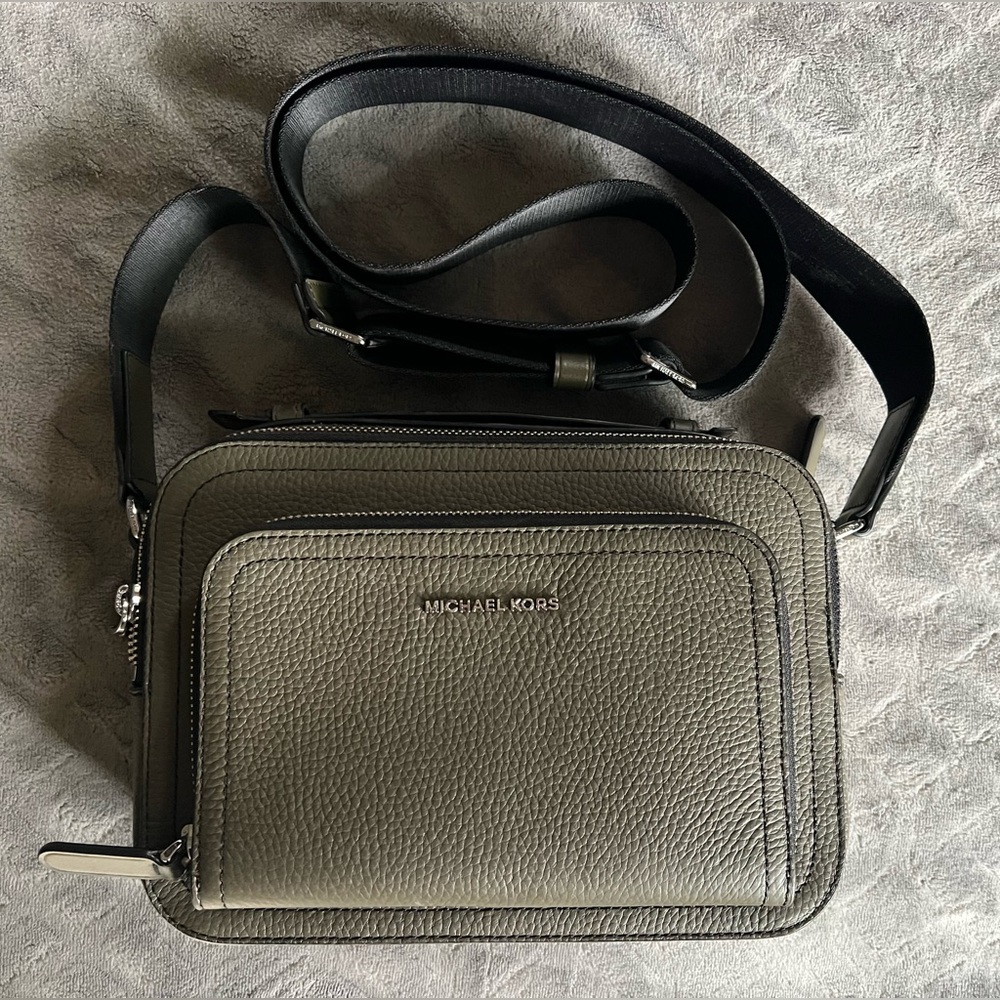 Men’s Michael Kors Crossbody, like new no tags